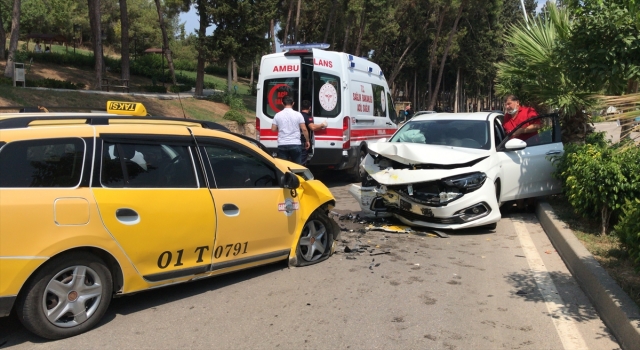 Adana’da ticari taksi ile otomobil çarpıştı: 3 yaralı
