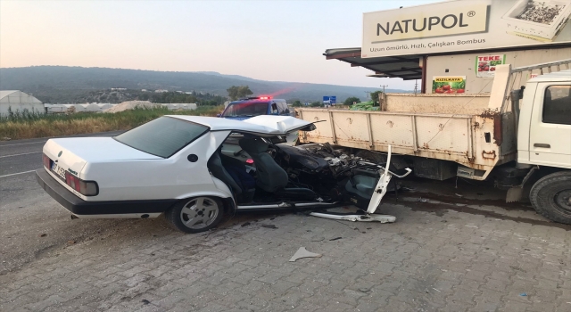 Kaş’ta otomobil, park halindeki kamyonete çarptı: 3 yaralı