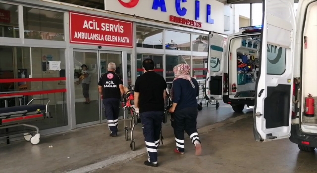 Adana’da lastiği patlayan otomobil devrildi: 4 yaralı