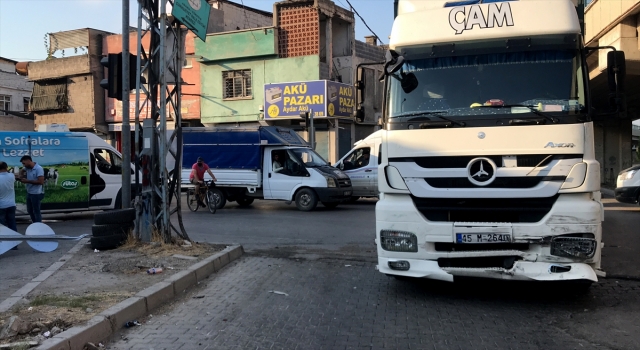 Adana’da kaza sonra kontrolden çıkan panelvan yaya çarptı
