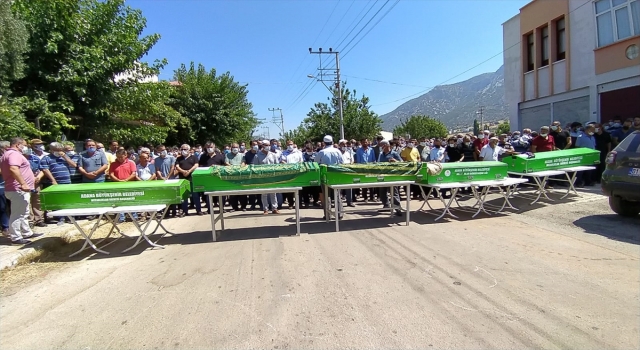 Adana’da trafik kazasında hayatını kaybeden aynı aileden 5 kişinin cenazeleri defnedildi