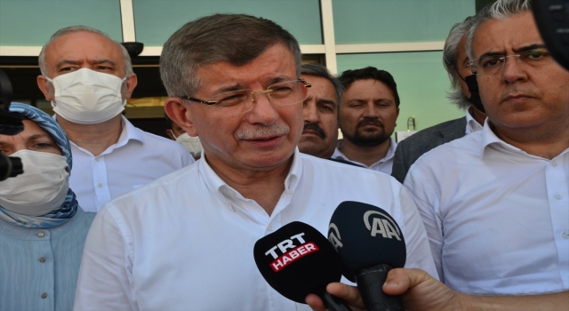 Gelecek Partisi Genel Başkanı Davutoğlu, Manavgat’taki yangın bölgesinde inceleme yaptı: