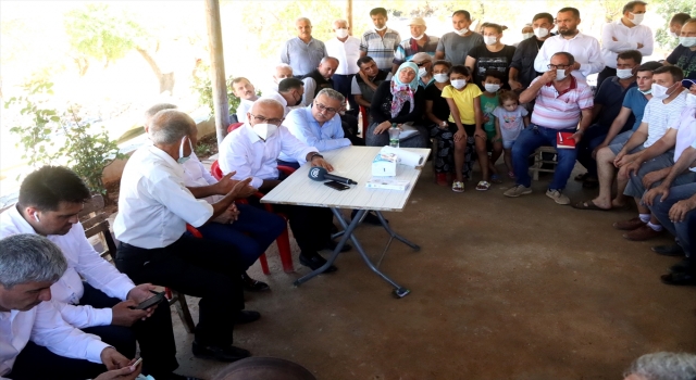 Hazine ve Maliye Bakanı Elvan, Mersin’deki orman yangından etkilenen vatandaşlarla buluştu: