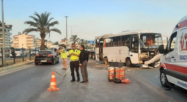 Antalya’da tur midibüsünün devrilmesi sonucu 3 kişi öldü, 16 kişi yaralandı