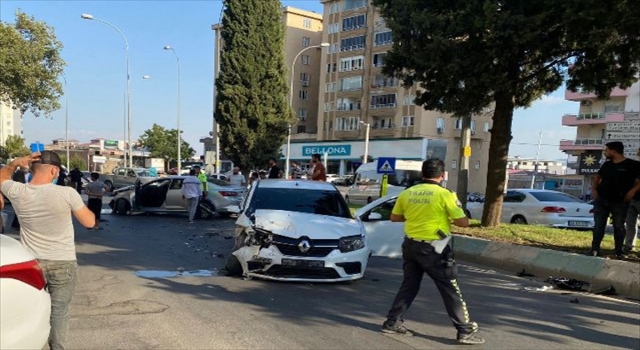 Kahramanmaraş’ta iki otomobil çarpıştı: 3 yaralı