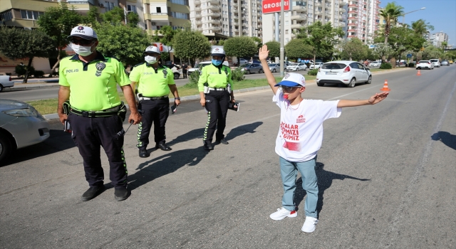 Adana’da, trafik polisliğine özenen çocuğa uygulama noktasında ”temsili görev”