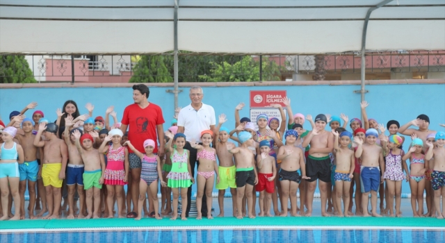 Mersin’de yüzme öğrenen çocuklara sertifika verildi