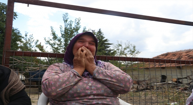 Burdur’da evi, ahırı ve samanlığı yanan kadın gözyaşlarına hakim olamadı