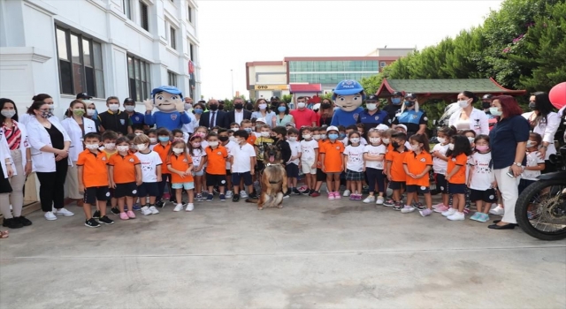 Antalya’da polis ekipleri, okullarda bilgilendirme yaptı