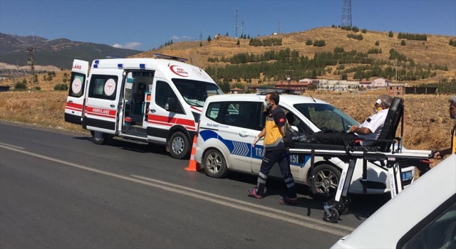Gaziantep’te hafif ticari araç ile otomobil çarpıştı: 5 yaralı