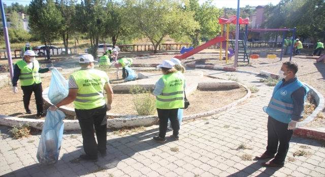 MHP Mersin İl Başkanlığınca parklarda temizlik yapıldı