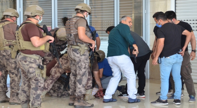 Antalya’da iş arkadaşını bıçakla rehin alıp yaralayan garson gözaltına alındı