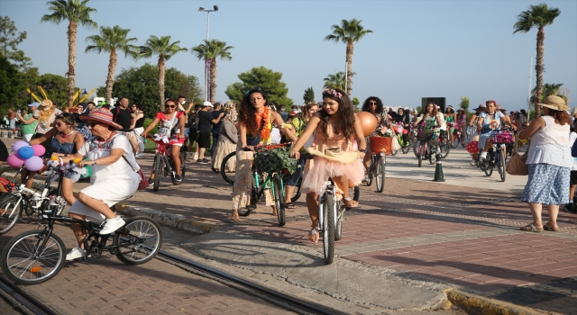 Antalya’da ”Süslü Kadınlar Bisiklet Turu” düzenlendi
