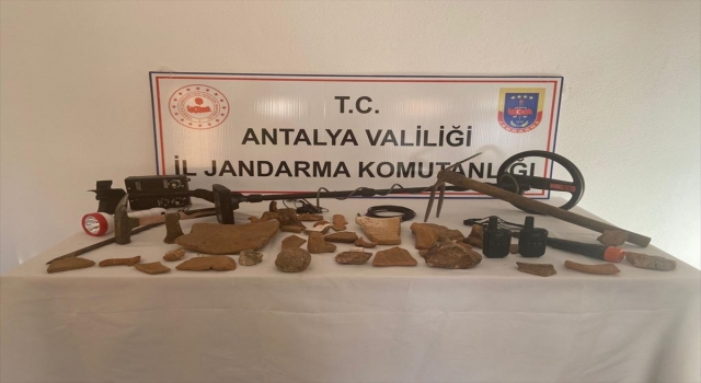 Antalya’da kaçak kazı yapan 3 kişi suçüstü yakalandı