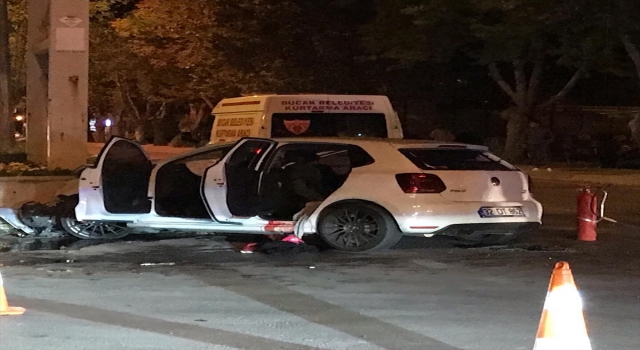 Burdur’da beton bariyere çarpan otomobildeki 2 kişi öldü, 4 kişi yaralandı