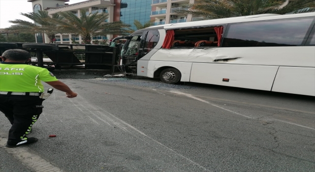 Antalya’da refüje çarparak devrilen tırın sürücüsü yaralandı