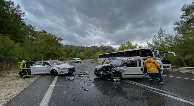 Antalya’da otomobil ile kamyonetin çarpışması sonucu 2 kişi yaralandı