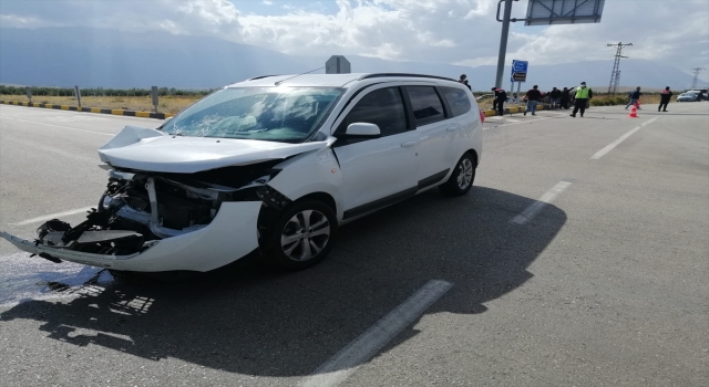 Isparta’da tarım aracı ile otomobilin çarpıştığı kazada 1 kişi öldü