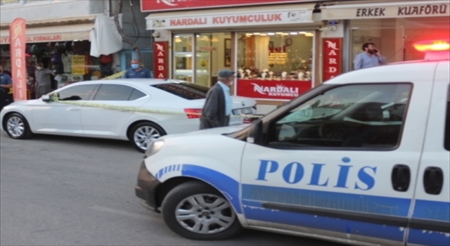Adana’da iş yerinin önünde silahlı saldırıya uğrayan kuyumcu yaralandı