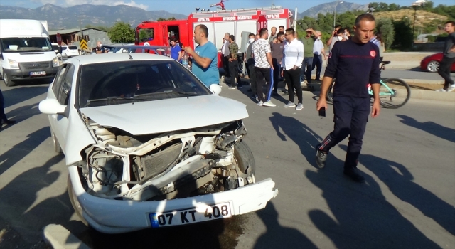 Kumluca’da trafik kazasında 3 kişi yaralandı