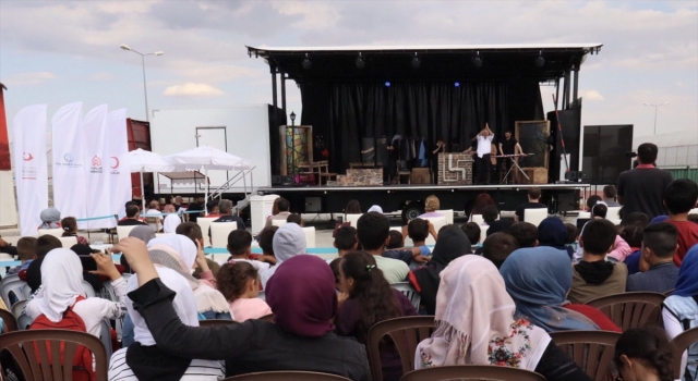 Hatay’da geçici barınma merkezinde kalan Suriyelilere ”Mobil Tiyatro” etkinliği düzenlendi