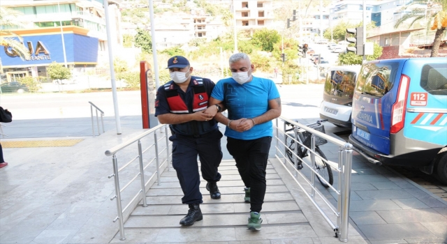 Antalya’da göçmen kaçakçılığı yaptıkları iddia edilen 3 şüpheli yakalandı