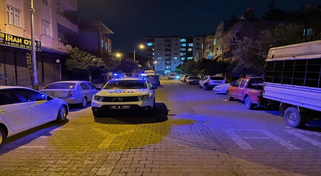 Adana’da sokakta tüfekle rastgele ateş açan kişi kendini ve bir genci yaraladı