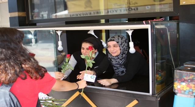 Hatay’da gençler Mevlidi Nebi Haftası kapsamında gül dağıttı