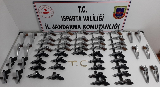 Isparta’da silah kaçakçılığı operasyonunda yakalanan 2 zanlı tutuklandı