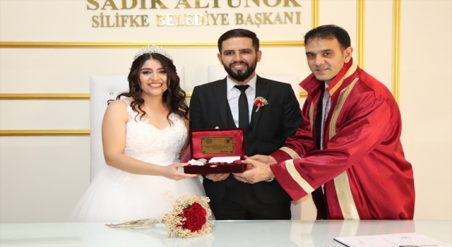 Mersin’de öğretmen çift, Öğretmenler Günü’nde evlendi