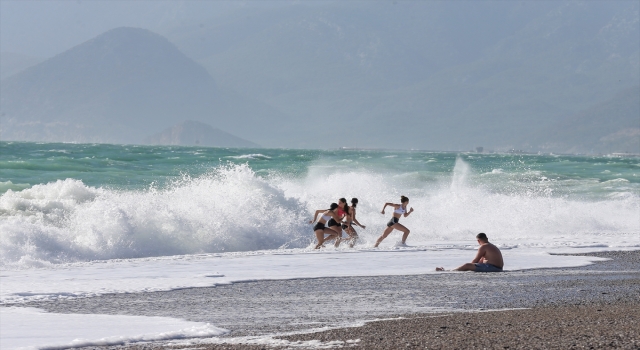Antalya’da bazı tatilciler dalgalara rağmen denize girdi
