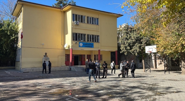 gaziantep te okuldaki yanginda dumandan etkilenen bir ogretmen hastaneye kaldirildi