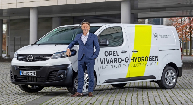 Opel’in yeni nesil ticari aracı Vivaroe HYDROGEN, ilk filo müşterisiyle buluşuyor