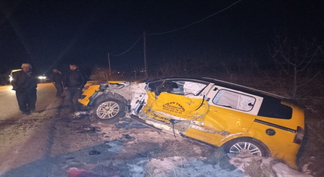 Isparta’da taksi ile otomobil çarpıştı, 5 kişi yaralandı