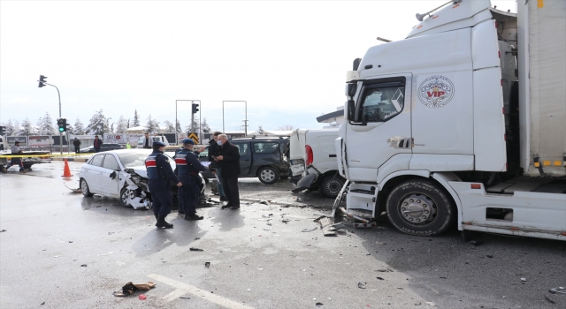 Isparta’da tırın kavşakta bekleyen araçlara çarptığı kazada, 1 kişi öldü, 11 kişi yaralandı
