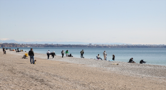 Antalya’da vatandaşlar ve turistler güneşli havanın keyfini çıkardı