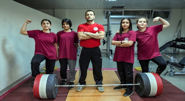 Mersinli genç halterciler şampiyonalara hazırlanıyor