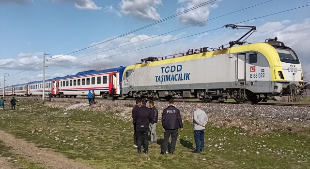 Kahramanmaraş’ta hemzemin geçitte trene çarpan kamyonetteki 2 kişi yaralandı