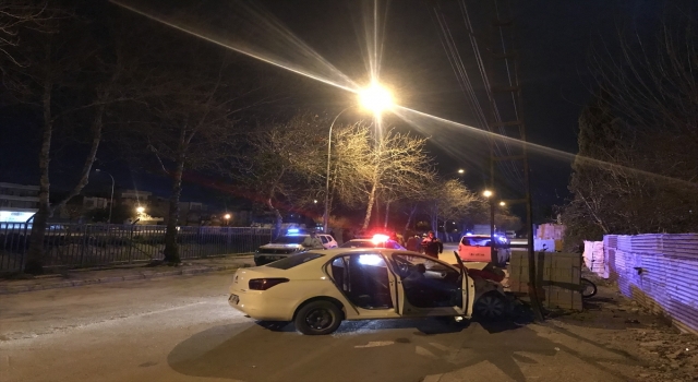 Adana’da elektrik direğine çarpan otomobildeki üç kişi yaralandı