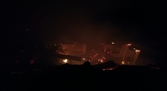 Adana’da çıkan yangında iki ev kullanılamaz hale geldi
