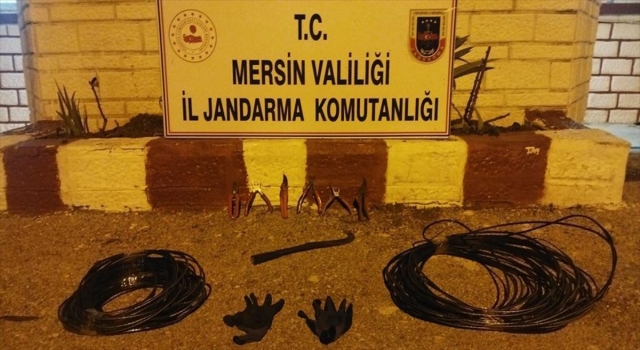 Mersin’de kablo hırsızlığı iddiasıyla yakalanan 2 zanlıdan biri tutuklandı