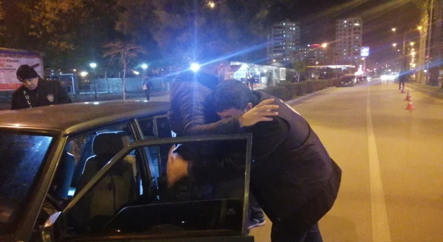Adana’nın Kozan ilçesinde polis uygulama yaptı