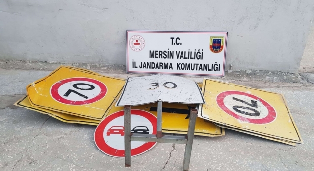 Mersin’de trafik levhalarını çaldığı iddiasıyla bir zanlı gözaltına alındı