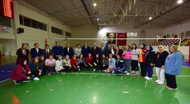 Osmaniye’de ev hanımları için voleybol turnuvası düzenlendi