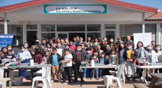 Antalya’da engelli öğrencilere ebru sanatı tanıtıldı