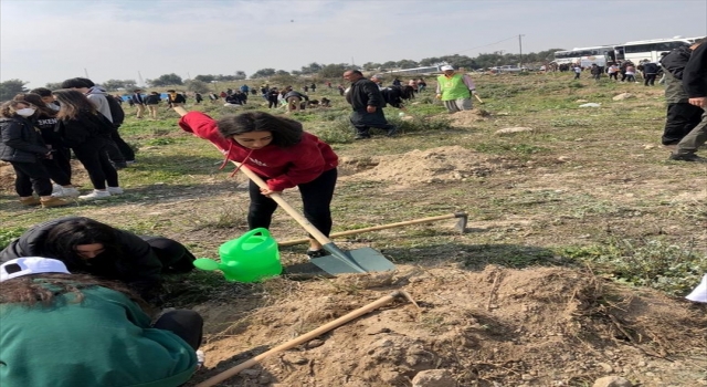 Mersin’de öğrenciler fidan dikti