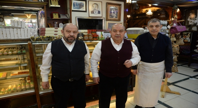 Kahramanmaraşlı ”dondurma devi”nin sahipleri ata yadigarı tezgahtan ayrılmıyor