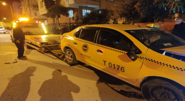Hatay’da sürücüsünün kontrolünü kaybettiği taksi 4 otomobile çarptı