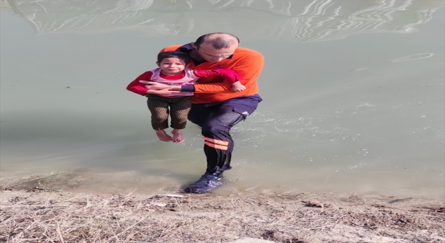 Mersin’de sulama kanalına düşen çocuğu belediye personeli kurtardı