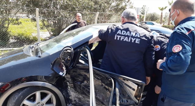 Adana’da iki otomobilin çarpıştığı kazada sürücüler yaralandı